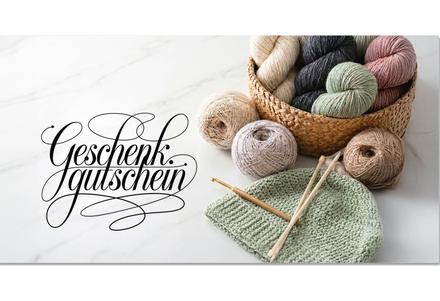 Geschenkgutschein mit Wollknäueln im Korb Strickstück Stricknadeln Häkelnadel und Schriftzug Geschenkgutschein