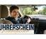 Geschenkgutschein für den Führerschein mit jungem Fahrer im Auto Lenkrad Straße und Fahrschulmotiv