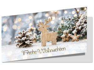 Weihnachtskarte DIN-lang mit Holzrentier, Zapfen, Tannenzweig, Holzsternen, Schnee und warmem Lichterbokeh