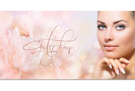Geschenkgutschein für Kosmetiksalon mit Gesicht einer Frau auf rosarotem Hintergrund