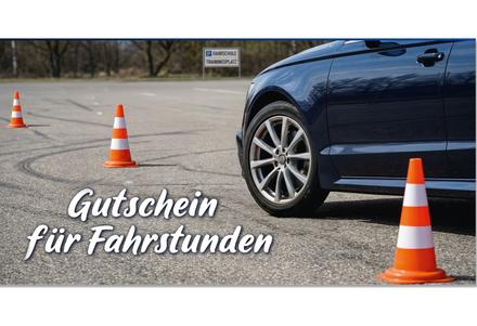 Geschenkgutschein Multicolor zum Falten / Fahrschule Fahrstunden: Vorderseite der Geschenkgutscheine gefaltet Gutschein für Fahrstunden mit blauem Auto auf Trainingsplatz Verkehrskegeln Fahrschulschild und Verkehrssymbolen
