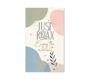 Logis-Pass für Hotels mit modernem Pastellmotiv in Grün Rosa und Blau sowie Schriftzug Just Relax Enjoy the moment. Innenseite mit 12 Stempelfeldern für Übernachtungen und Platz für Kundendaten.