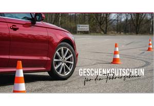 Geschenkgutschein für den Führerschein mit rotem Auto auf Trainingsplatz Verkehrskegeln Fahrschulschild und Verkehrssymbolen