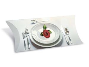 Gutscheinverpackung G163 mit elegantem Gastronomie-Motiv aus Teller, Besteck und roter Rose, ideal zum stilvollen Verpacken von Gutscheinen.