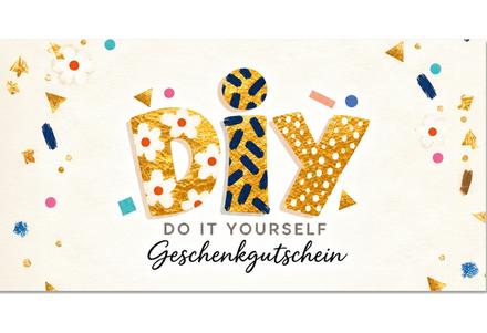 Geschenkgutschein Multicolor zum Falten / Handarbeitsbedarf DIY: Vorderseite der Geschenkgutscheine gefaltet Geschenkgutschein mit großem DIY-Schriftzug, bunten Mustern, Goldakzenten, Blumen und Konfetti auf hellem Hintergrund