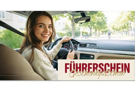 Führerschein-Geschenkgutschein mit junger Frau am Steuer im Auto Straße rotem Auto Verkehrskegeln und Fahrschulmotiv