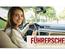 Führerschein-Geschenkgutschein mit junger Frau am Steuer im Auto Straße rotem Auto Verkehrskegeln und Fahrschulmotiv
